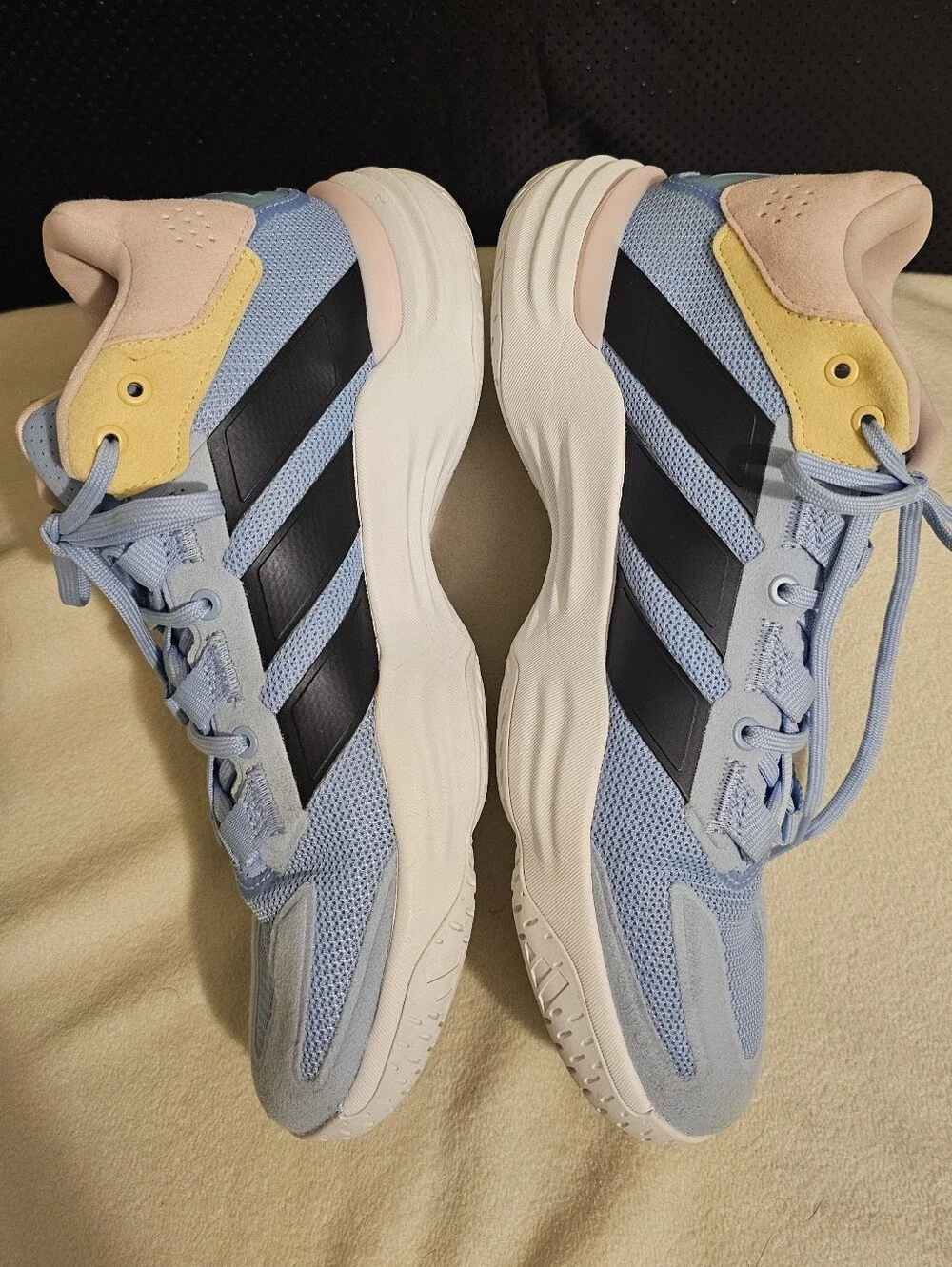 WORN ONCE EXELLENT LIKE NEW! ADIDAS Wmns Court Stabil Athletic Snikers SZ 9.5